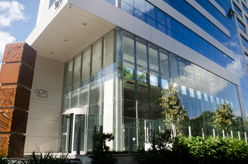 Edifício moderno, com estacionamento no local